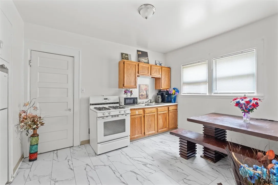 905-07 Tallman Street, Syracuse, New York 13204, Syracuse, New York 13204, 6 Bedrooms Bedrooms, ,4 BathroomsBathrooms,Residential,Closed,905-07 Tallman Street, Syracuse, New York 13204,0,S1615501