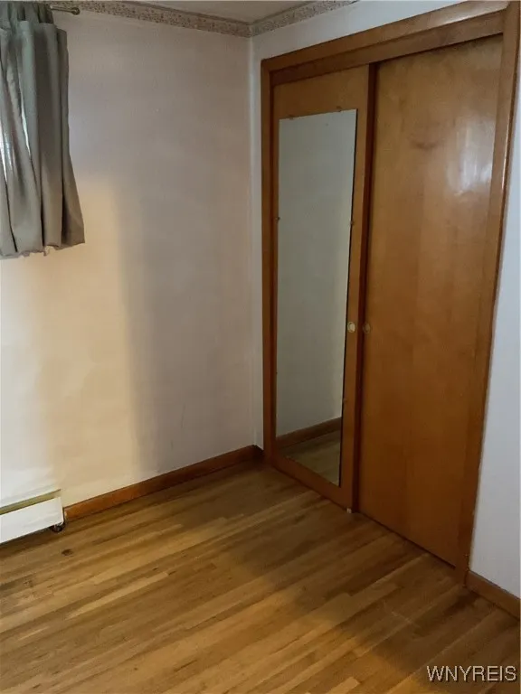 Closet I’m small bedroom\r\n\r\n\r\nCloset in small bedroom