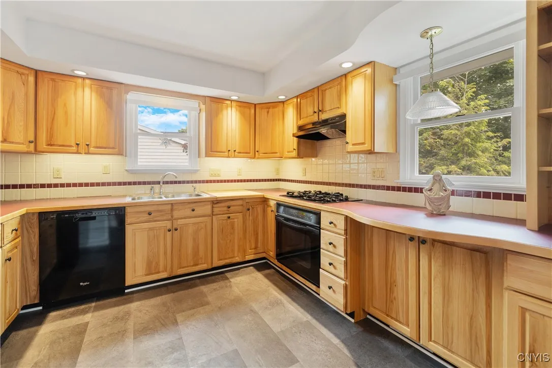 307 Fayette Drive, Manlius, New York 13066, Manlius, New York 13066, 3 Bedrooms Bedrooms, 8 Rooms Rooms,2 BathroomsBathrooms,Residential,Closed,307 Fayette Drive, Manlius, New York 13066,0,S1615401