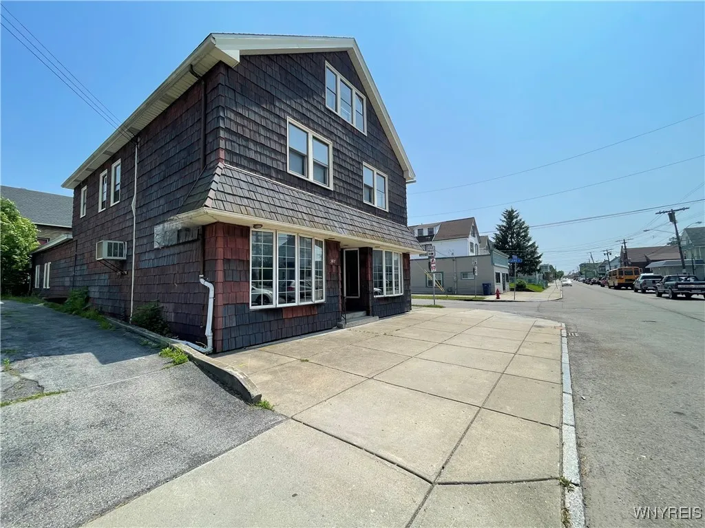 387 Ontario Street, Buffalo, New York 14207, Buffalo, New York 14207, 4 Bedrooms Bedrooms, ,2 BathroomsBathrooms,Residential,For Sale,387 Ontario Street, Buffalo, New York 14207,B1616605