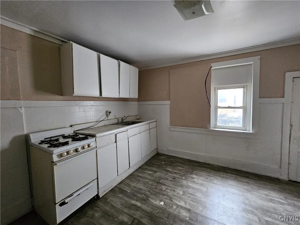 1230 Court Street, Utica, New York 13502, Utica, New York 13502, 6 Bedrooms Bedrooms, ,Multi Family,For Sale,1230 Court Street, Utica, New York 13502,S1616618