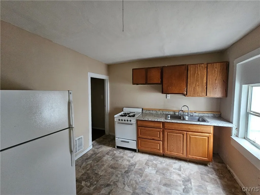 1230 Court Street, Utica, New York 13502, Utica, New York 13502, 6 Bedrooms Bedrooms, ,Multi Family,For Sale,1230 Court Street, Utica, New York 13502,S1616618