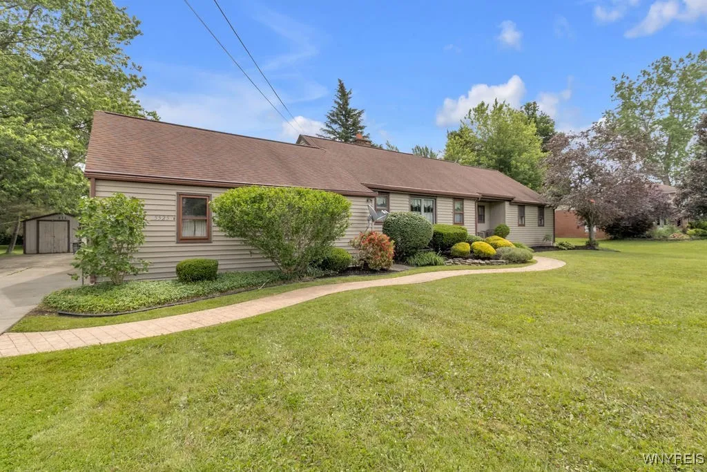 5525 Salt Road, Clarence, New York 14031, Clarence, New York 14031, 3 Bedrooms Bedrooms, 6 Rooms Rooms,2 BathroomsBathrooms,Residential,Closed,5525 Salt Road, Clarence, New York 14031,0,B1616489