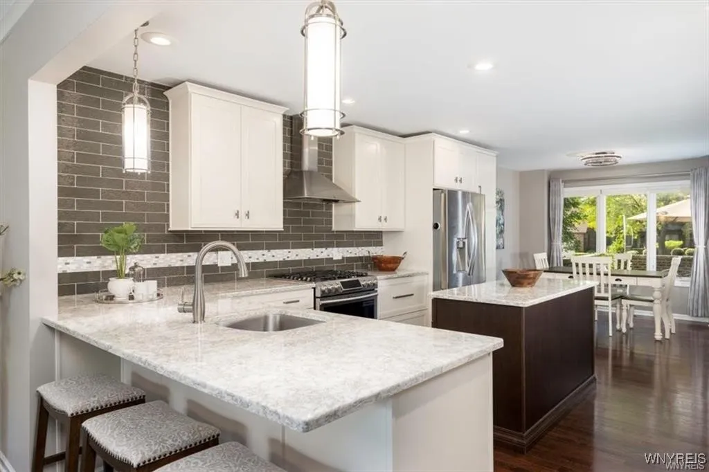 Eat-in Kitchen