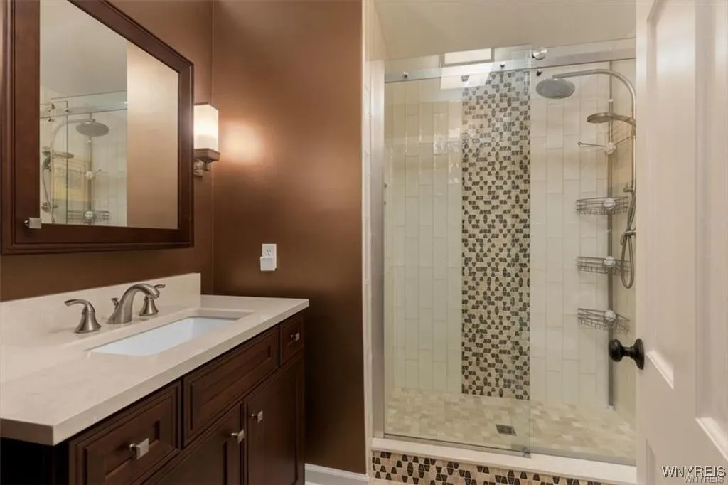 Upper Hallway Full Bath