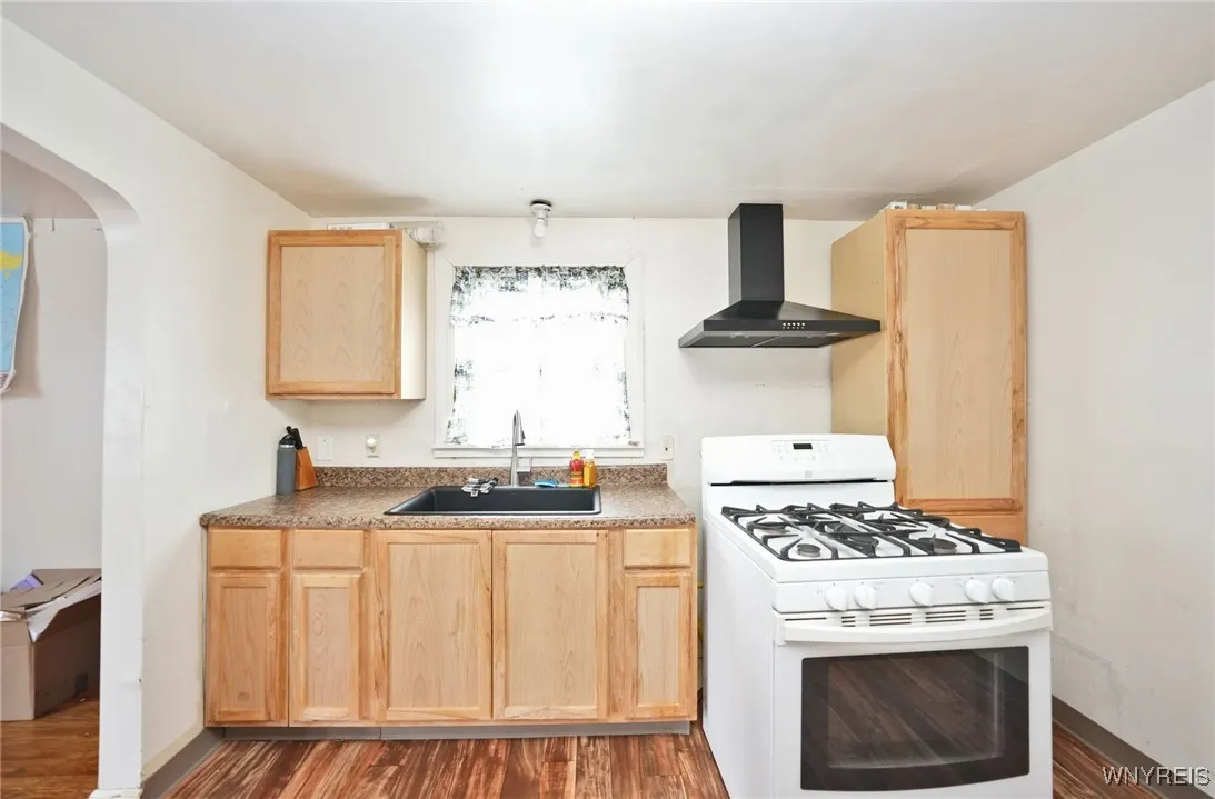 2133 North Avenue, Niagara Falls, New York 14305, Niagara Falls, New York 14305, 6 Bedrooms Bedrooms, ,2 BathroomsBathrooms,Residential,For Sale,2133 North Avenue, Niagara Falls, New York 14305,B1616566