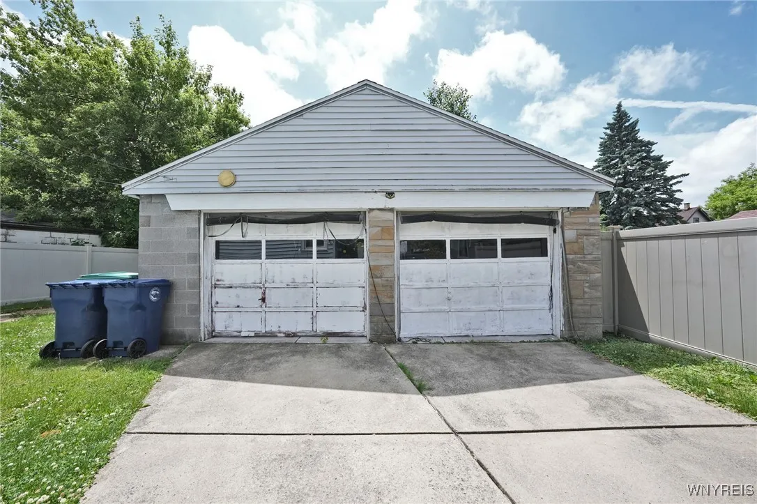 2133 North Avenue, Niagara Falls, New York 14305, Niagara Falls, New York 14305, 6 Bedrooms Bedrooms, ,2 BathroomsBathrooms,Residential,For Sale,2133 North Avenue, Niagara Falls, New York 14305,B1616566