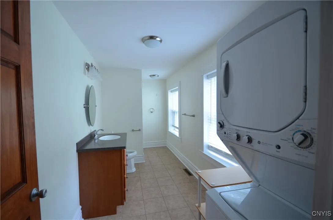 359 Green Street, Syracuse, New York 13203, Syracuse, New York 13203, 2 Bedrooms Bedrooms, 5 Rooms Rooms,1 BathroomBathrooms,Residential Lease,For Rent,359 Green Street, Syracuse, New York 13203,S1616640