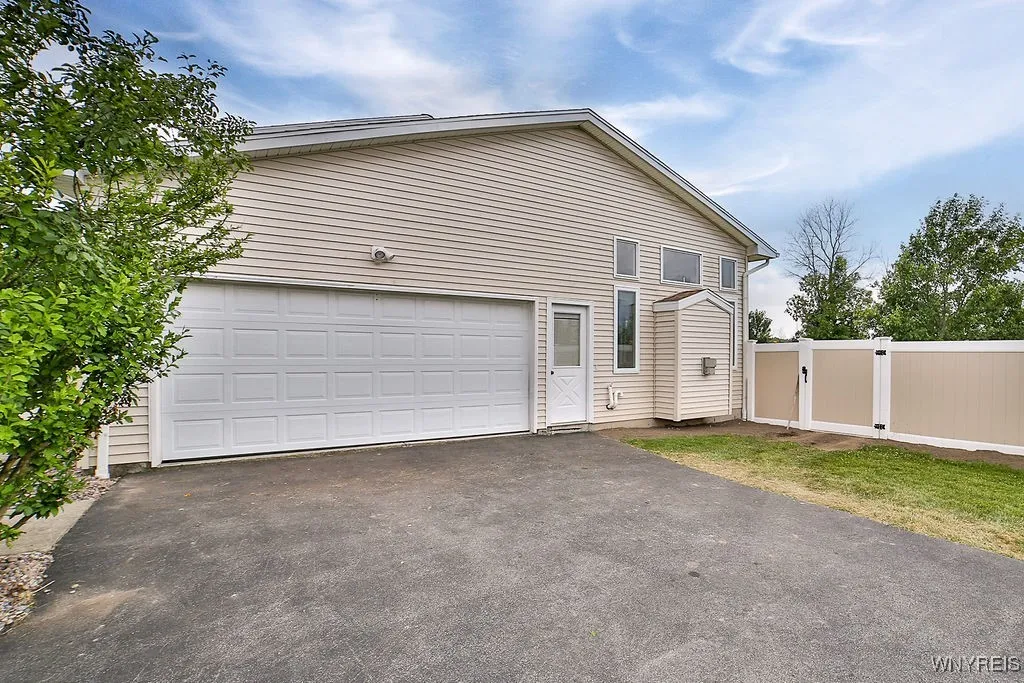 6850 Shawnee Road, Wheatfield, New York 14120, Wheatfield, New York 14120, 3 Bedrooms Bedrooms, 6 Rooms Rooms,3 BathroomsBathrooms,Residential,For Sale,6850 Shawnee Road, Wheatfield, New York 14120,B1611343