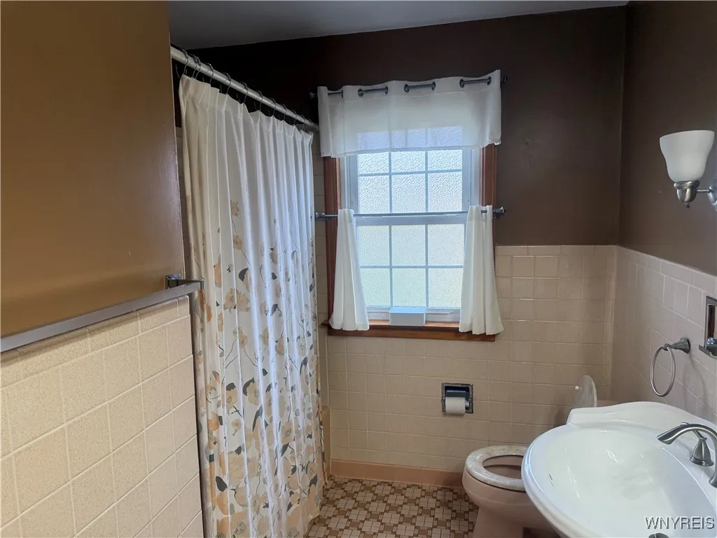 8946 Rivershore Drive, Niagara Falls, New York 143, Niagara Falls, New York 14304, 3 Bedrooms Bedrooms, 7 Rooms Rooms,1 BathroomBathrooms,Residential Lease,Closed,8946 Rivershore Drive, Niagara Falls, New York 143,B1614990