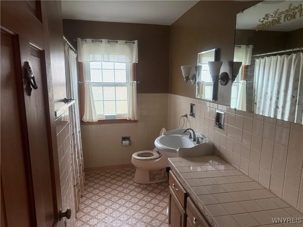 8946 Rivershore Drive, Niagara Falls, New York 143, Niagara Falls, New York 14304, 3 Bedrooms Bedrooms, 7 Rooms Rooms,1 BathroomBathrooms,Residential Lease,Closed,8946 Rivershore Drive, Niagara Falls, New York 143,B1614990