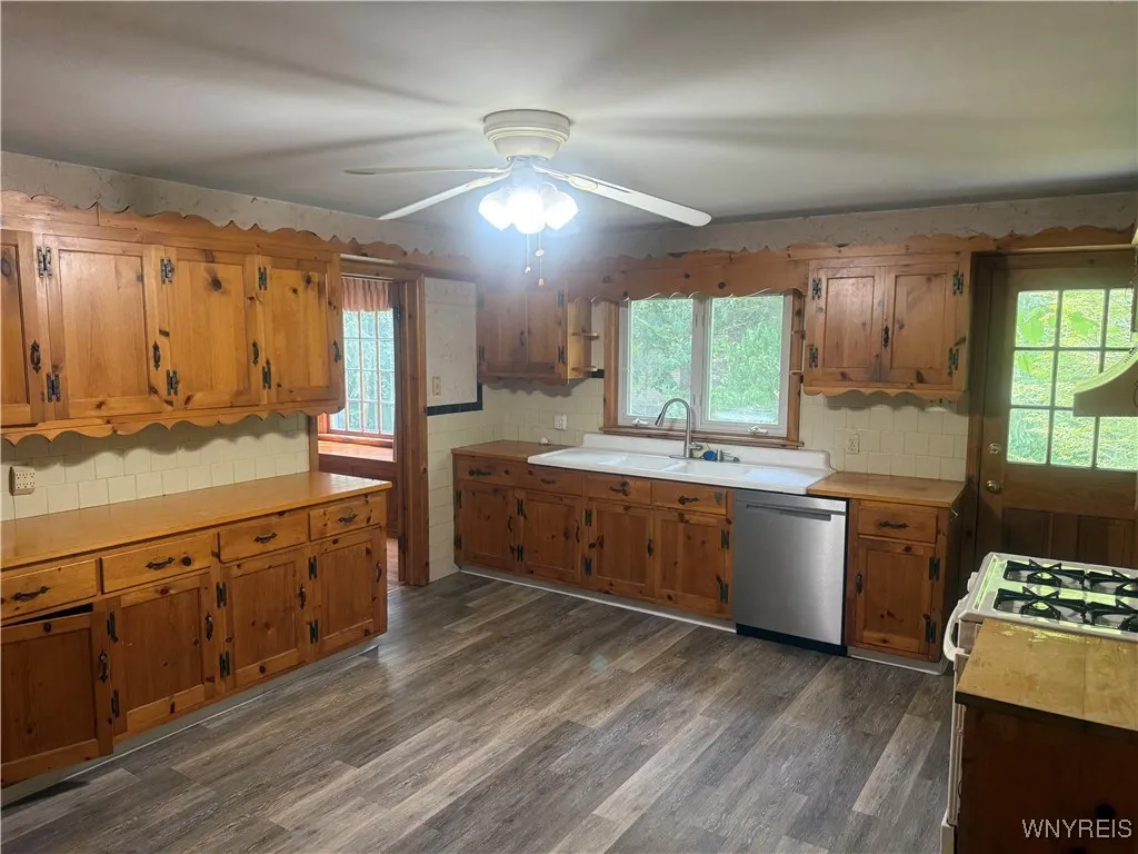 8946 Rivershore Drive, Niagara Falls, New York 143, Niagara Falls, New York 14304, 3 Bedrooms Bedrooms, 7 Rooms Rooms,1 BathroomBathrooms,Residential Lease,Closed,8946 Rivershore Drive, Niagara Falls, New York 143,B1614990