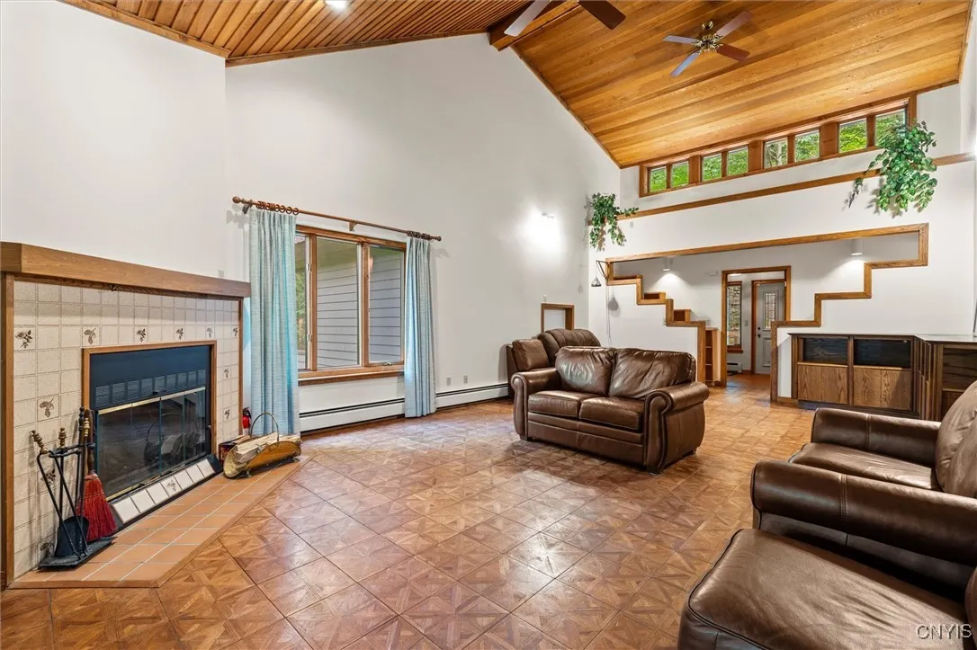 GREAT/LIVING ROOM WITH FPLC