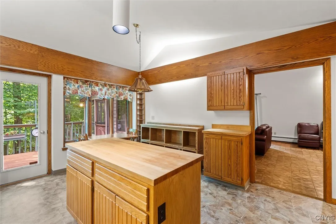 EAT IN KITCHEN & DECK