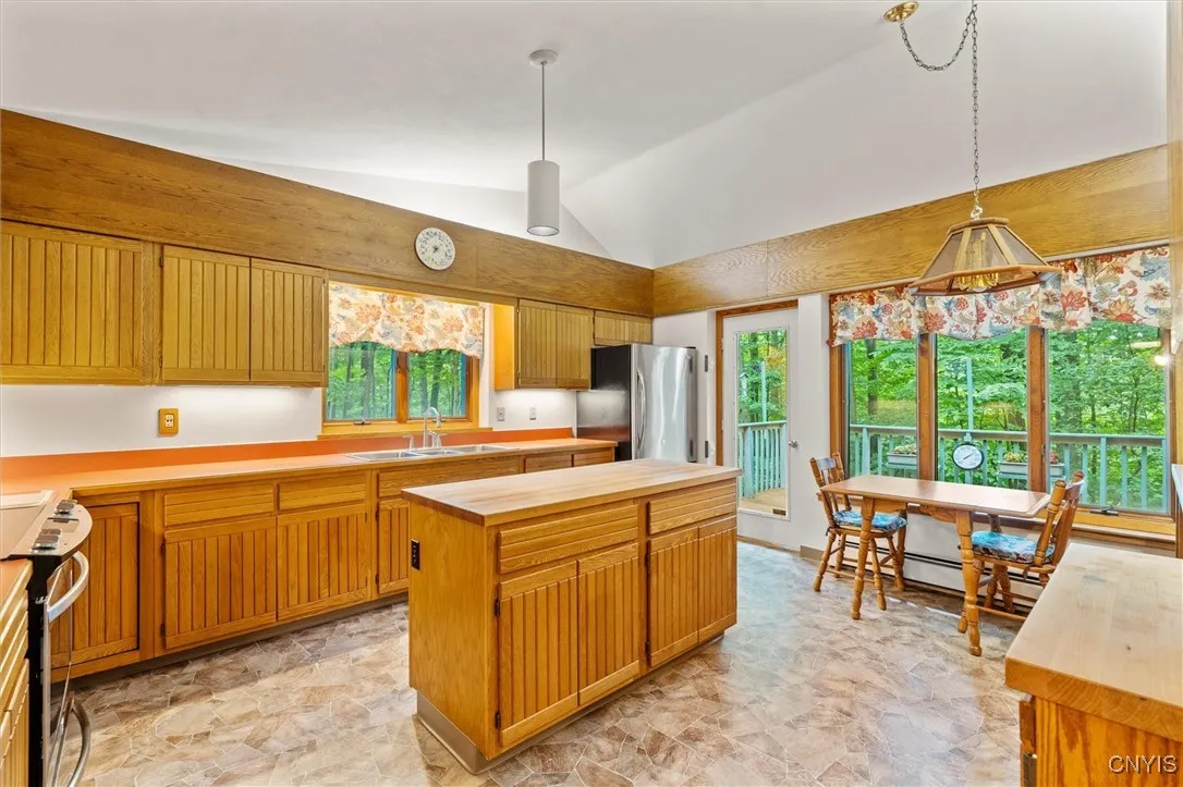 EAT IN KITCHEN