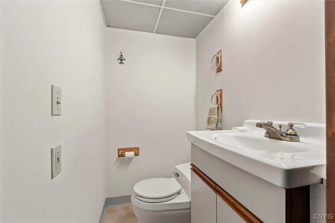 LOWER LEVEL 1/2 BATH