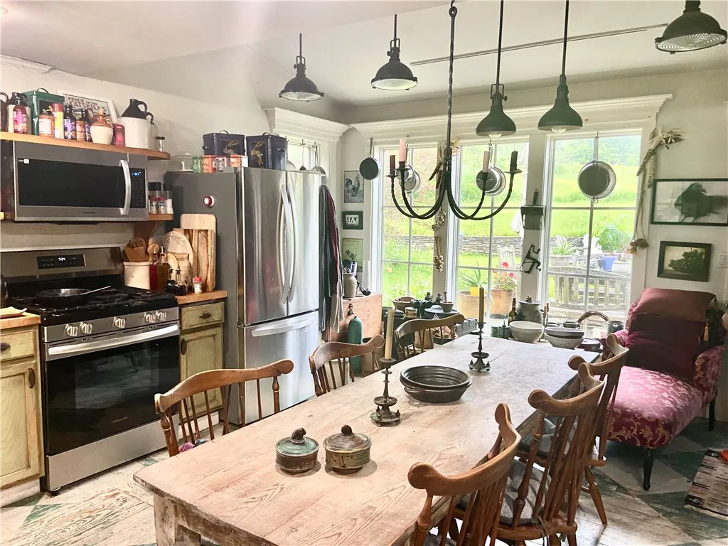 Eat-in Kitchen