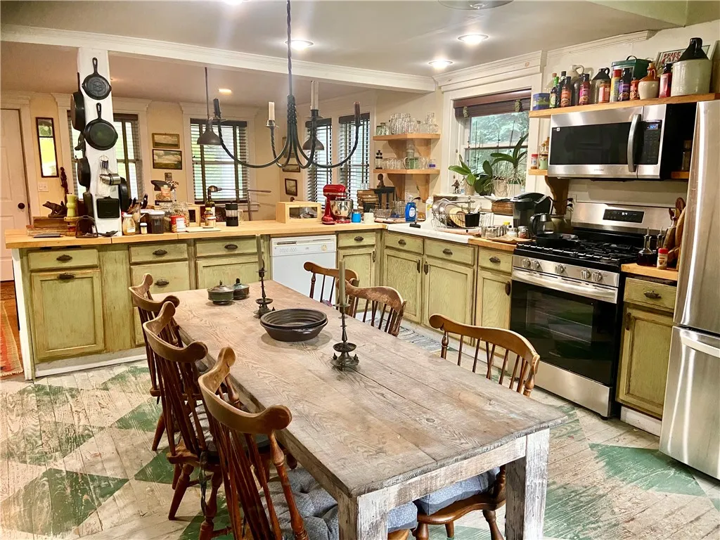 Eat-in Kitchen