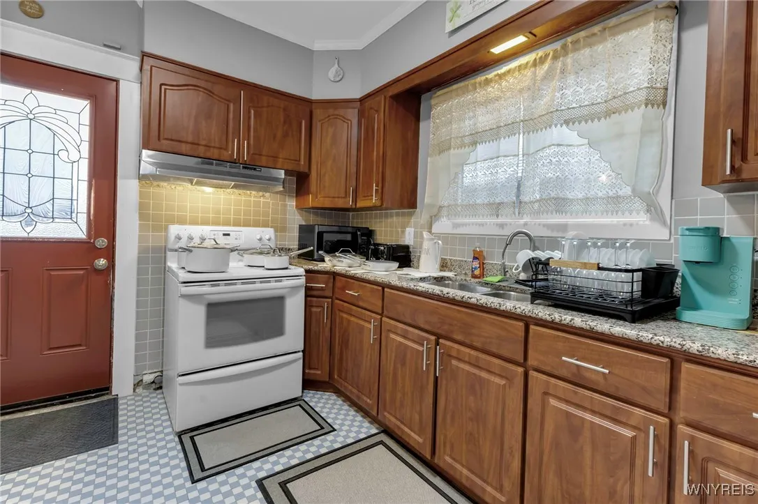 549 15th Street, Niagara Falls, New York 14301, Niagara Falls, New York 14301, 4 Bedrooms Bedrooms, 10 Rooms Rooms,1 BathroomBathrooms,Residential,For Sale,549 15th Street, Niagara Falls, New York 14301,B1615387