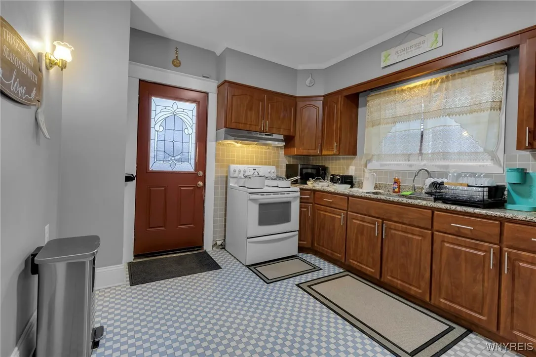 549 15th Street, Niagara Falls, New York 14301, Niagara Falls, New York 14301, 4 Bedrooms Bedrooms, 10 Rooms Rooms,1 BathroomBathrooms,Residential,For Sale,549 15th Street, Niagara Falls, New York 14301,B1615387