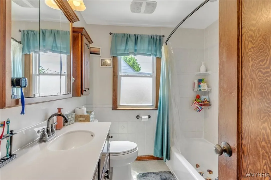 28 Charnwood Drive, Cheektowaga, New York 14215, Cheektowaga, New York 14215, 3 Bedrooms Bedrooms, 8 Rooms Rooms,1 BathroomBathrooms,Residential,Closed,28 Charnwood Drive, Cheektowaga, New York 14215,B1617188