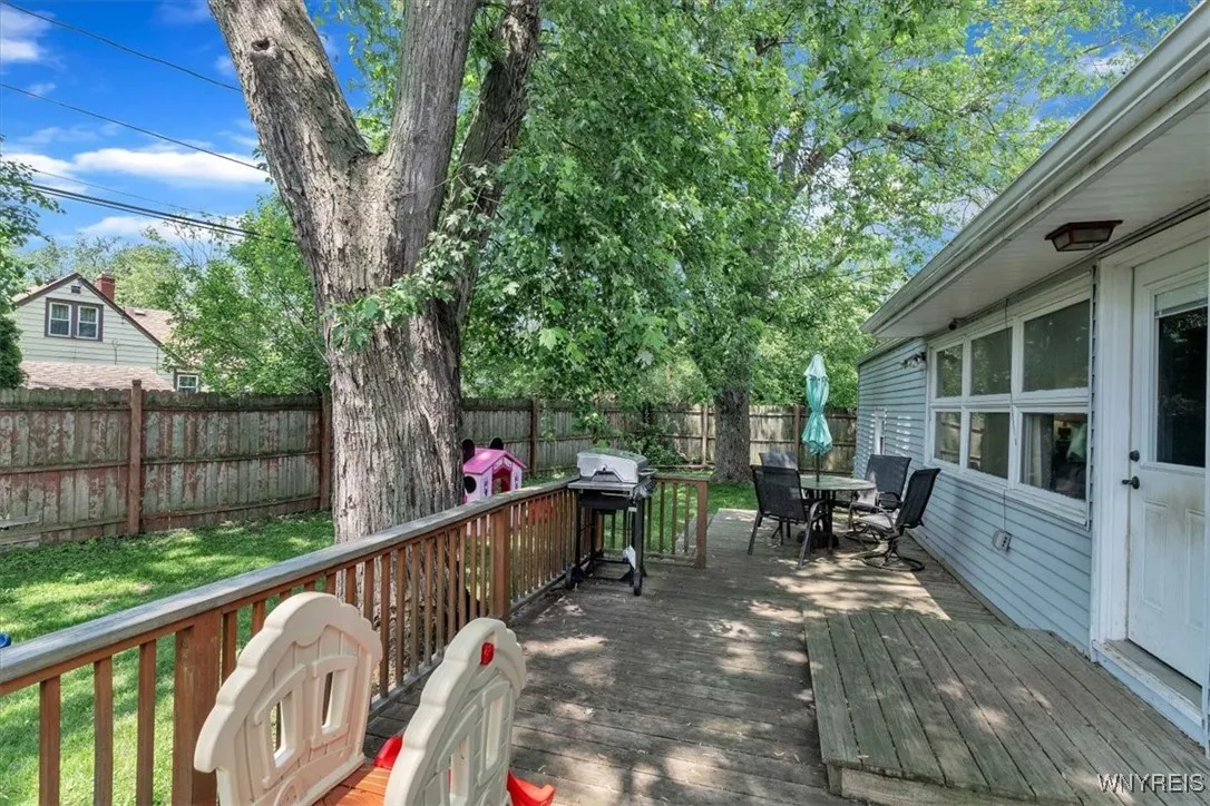 28 Charnwood Drive, Cheektowaga, New York 14215, Cheektowaga, New York 14215, 3 Bedrooms Bedrooms, 8 Rooms Rooms,1 BathroomBathrooms,Residential,Closed,28 Charnwood Drive, Cheektowaga, New York 14215,B1617188