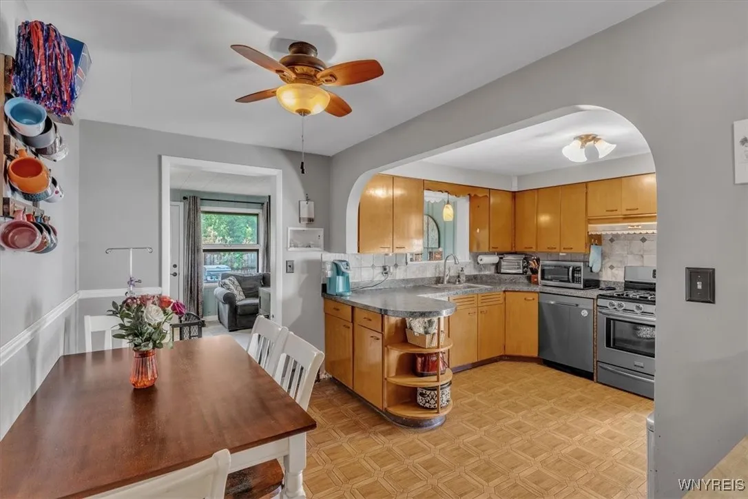 28 Charnwood Drive, Cheektowaga, New York 14215, Cheektowaga, New York 14215, 3 Bedrooms Bedrooms, 8 Rooms Rooms,1 BathroomBathrooms,Residential,Closed,28 Charnwood Drive, Cheektowaga, New York 14215,B1617188
