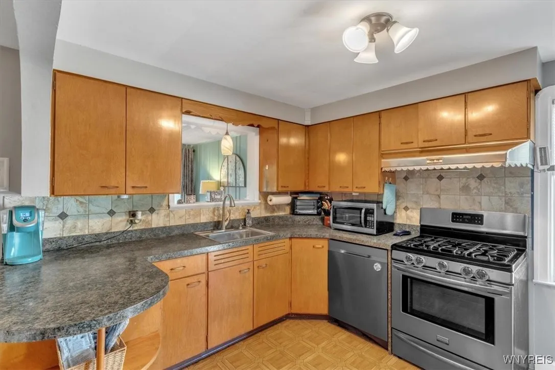 28 Charnwood Drive, Cheektowaga, New York 14215, Cheektowaga, New York 14215, 3 Bedrooms Bedrooms, 8 Rooms Rooms,1 BathroomBathrooms,Residential,Closed,28 Charnwood Drive, Cheektowaga, New York 14215,B1617188