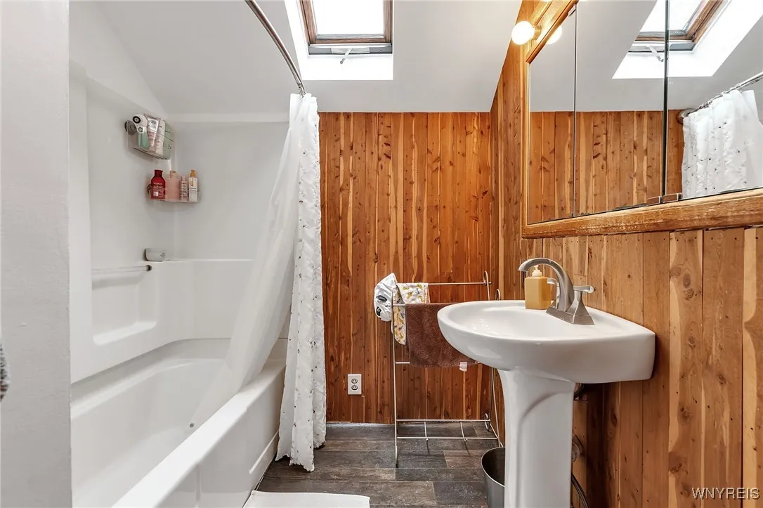 Full bath 2nd floor, right unit