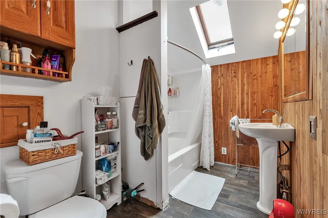 Full bath 2nd floor, right unit