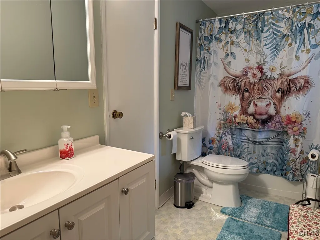 SPACIOUS MASTER BATH WITH TWO ENTRYWAYS