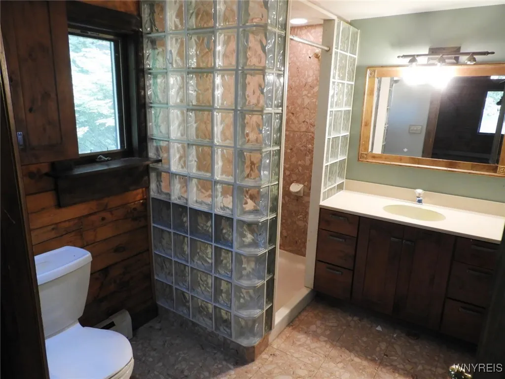 Primary bdrm suite bath. 1st flr