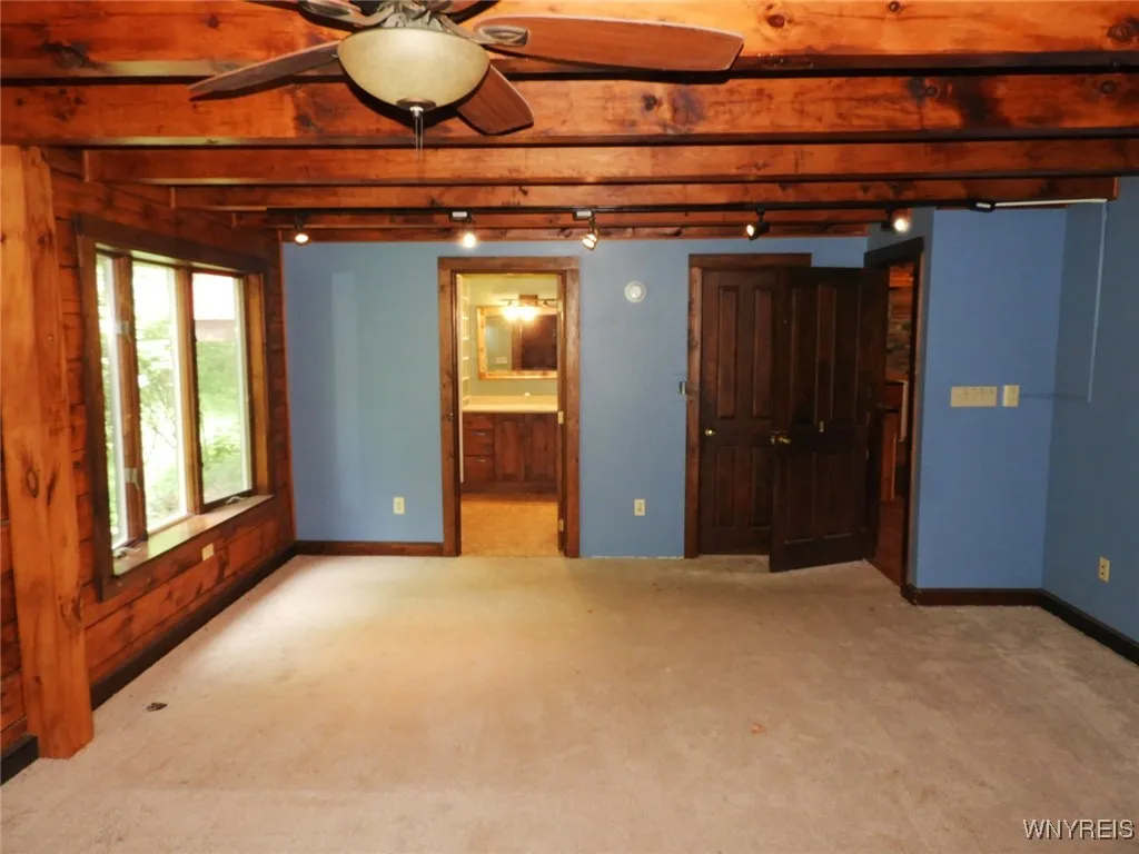 Primary bdrm suite. 1st flr