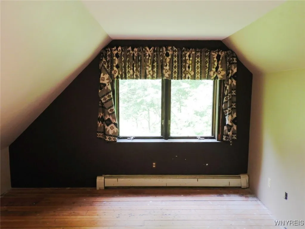 Bonus room. 2nd flr.