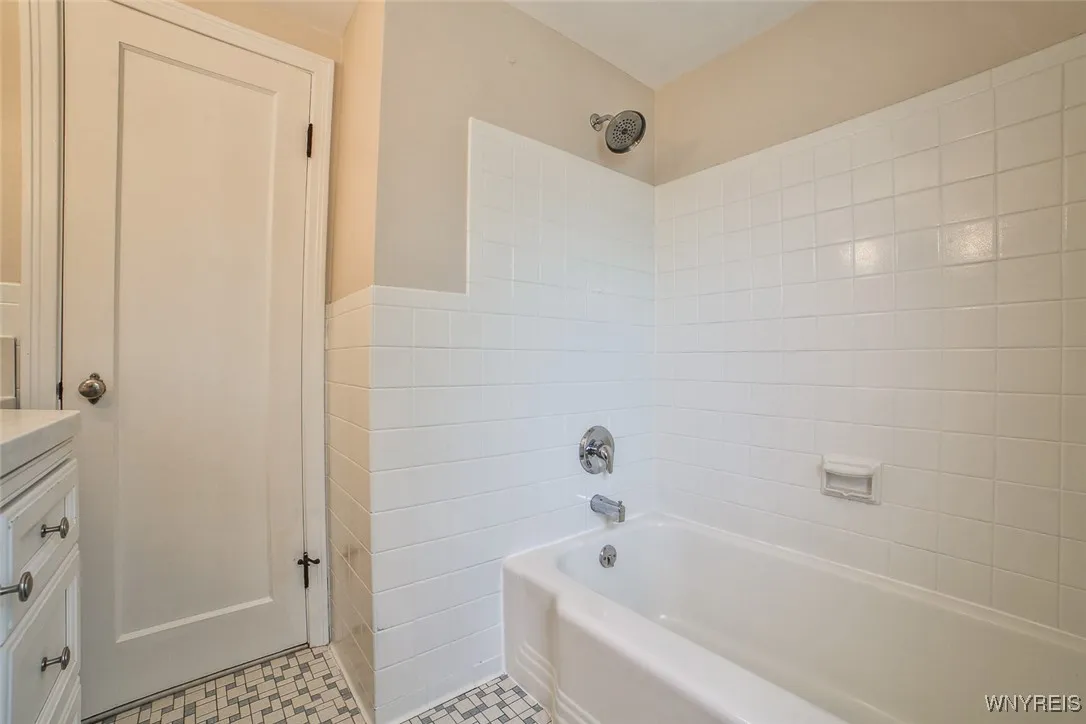 218 Hamilton Dr Drive, Amherst, New York 14226, Amherst, New York 14226, 3 Bedrooms Bedrooms, 10 Rooms Rooms,1 BathroomBathrooms,Residential,Closed,218 Hamilton Dr Drive, Amherst, New York 14226,B1616799
