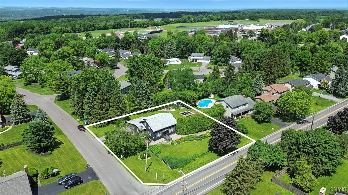 Here you can see the massive amount of property here, nestled among a beautifully established neighborhood near schools, parks, shopping, and restaurants.