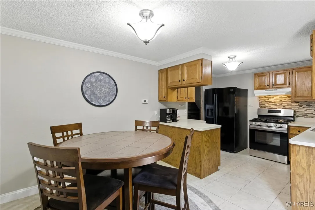 Neutral tones throughout works with any decor.