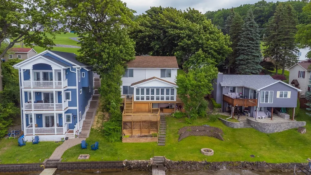 Lovely water front curb appeal