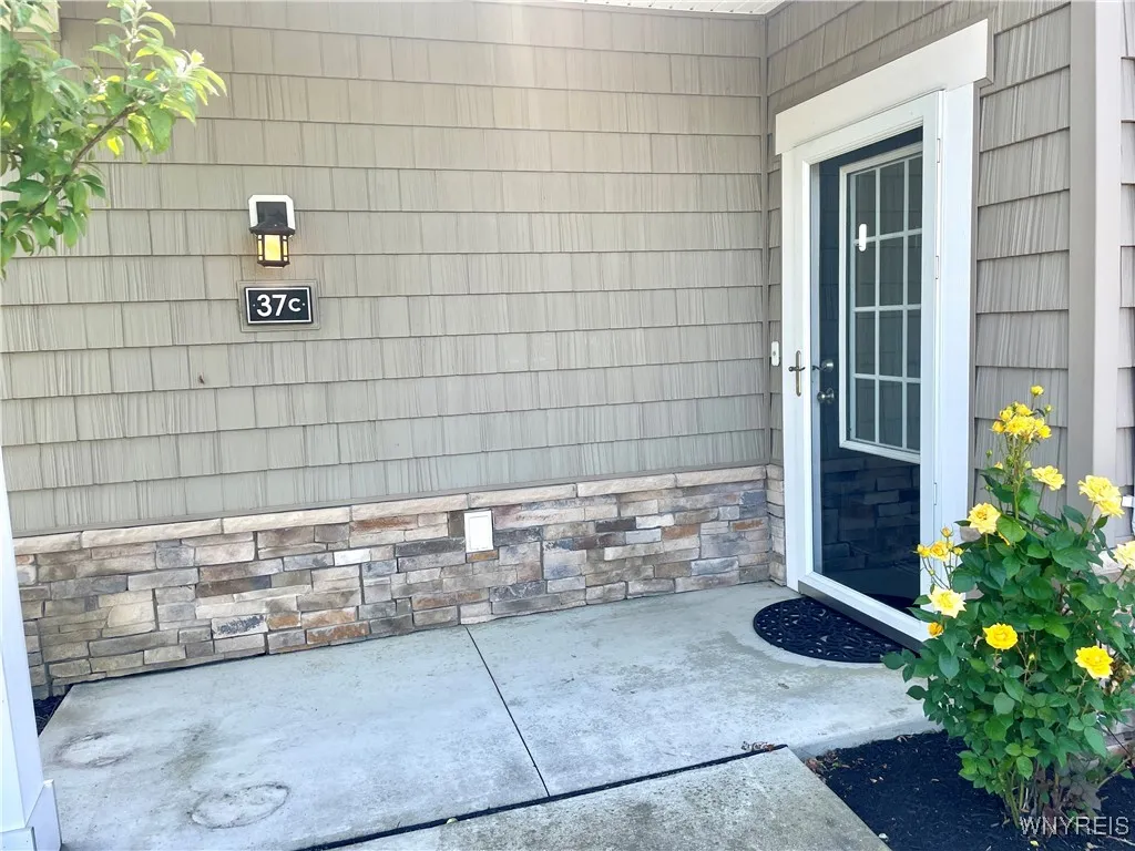 5665 Southwestern Boulevard 37, Hamburg, New York, Hamburg, New York 14075, 2 Bedrooms Bedrooms, 6 Rooms Rooms,2 BathroomsBathrooms,Residential,Closed,5665 Southwestern Boulevard 37, Hamburg, New York ,B1617632