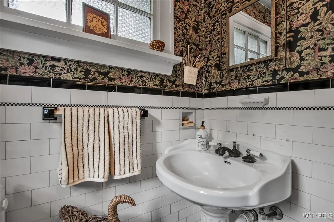201 Walton Drive, Amherst, New York 14226, Amherst, New York 14226, 3 Bedrooms Bedrooms, 7 Rooms Rooms,1 BathroomBathrooms,Residential,Closed,201 Walton Drive, Amherst, New York 14226,0,B1617526