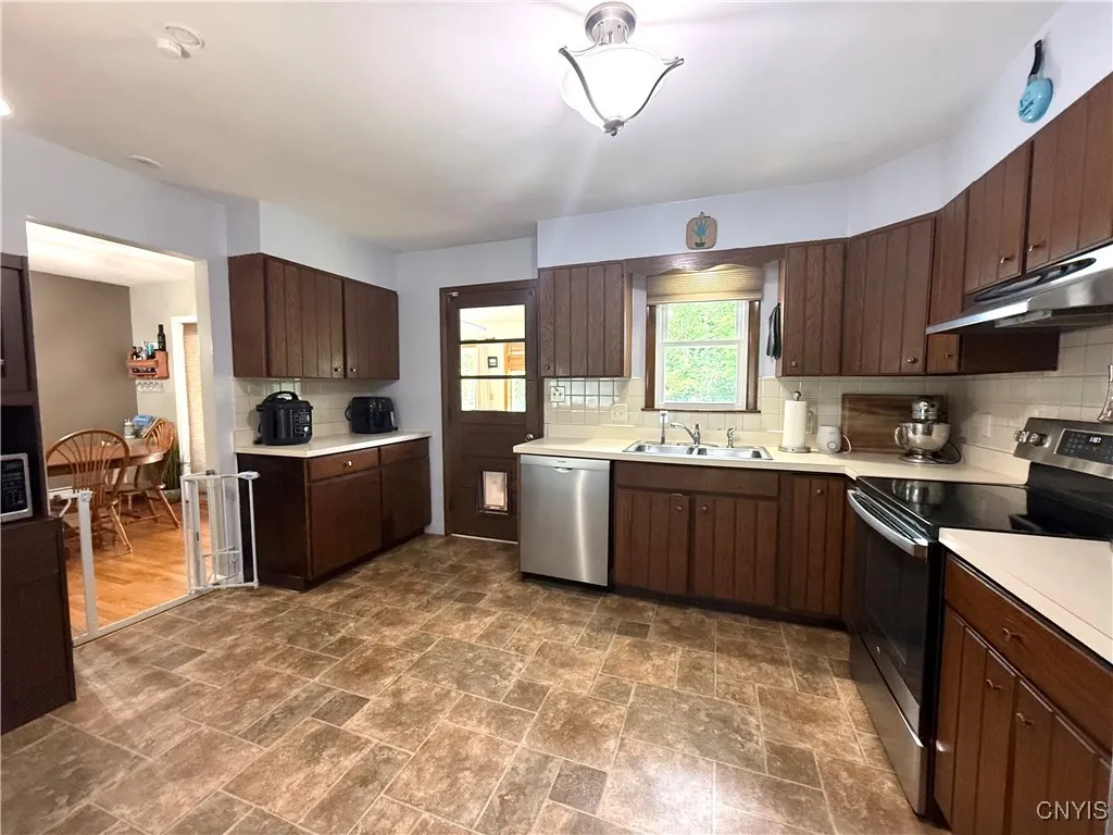 9 Homestead Road West, Kirkland, New York 13323, Kirkland, New York 13323, 4 Bedrooms Bedrooms, 9 Rooms Rooms,3 BathroomsBathrooms,Residential,Closed,9 Homestead Road West, Kirkland, New York 13323,0,S1617798