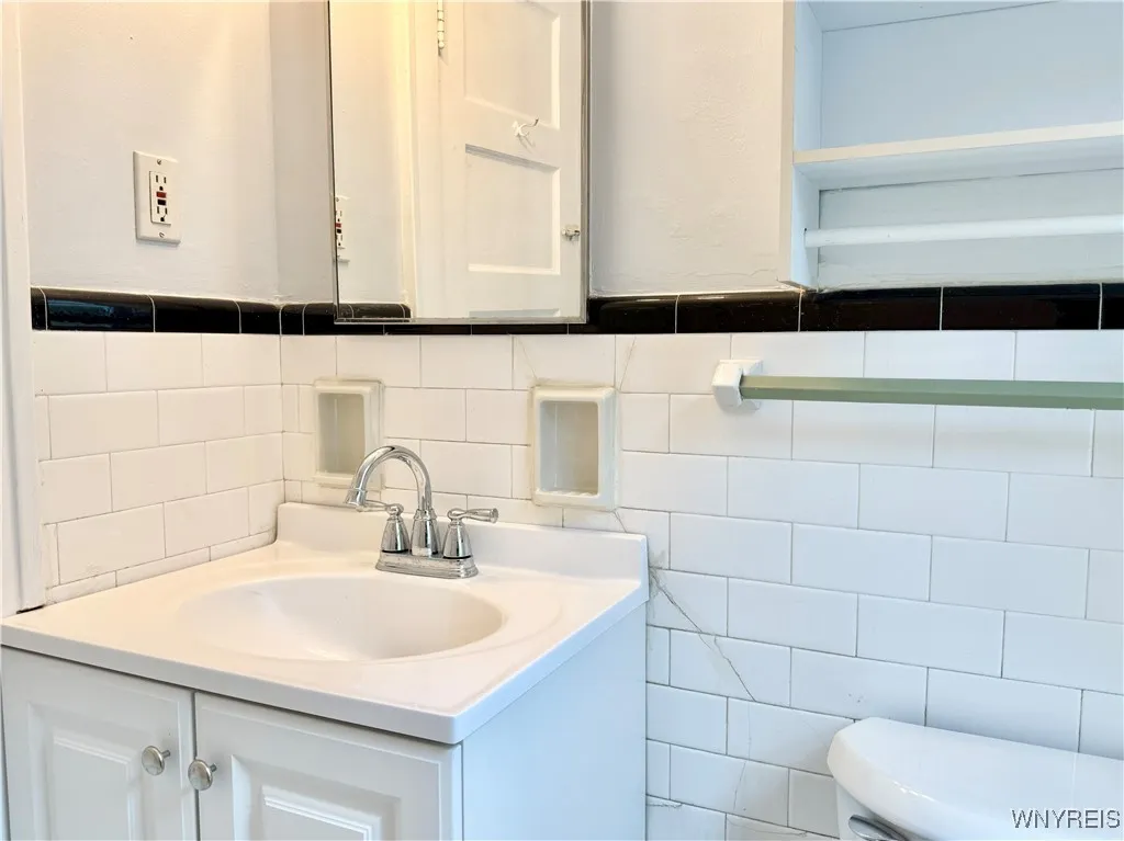 328 Summer Street 2, Buffalo, New York 14222, Buffalo, New York 14222, 1 Bedroom Bedrooms, 3 Rooms Rooms,1 BathroomBathrooms,Residential Lease,For Rent,328 Summer Street 2, Buffalo, New York 14222,B1618022