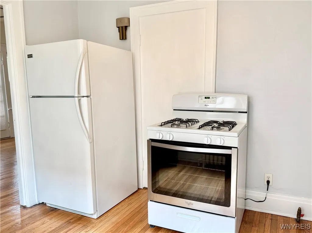 328 Summer Street 2, Buffalo, New York 14222, Buffalo, New York 14222, 1 Bedroom Bedrooms, 3 Rooms Rooms,1 BathroomBathrooms,Residential Lease,For Rent,328 Summer Street 2, Buffalo, New York 14222,B1618022