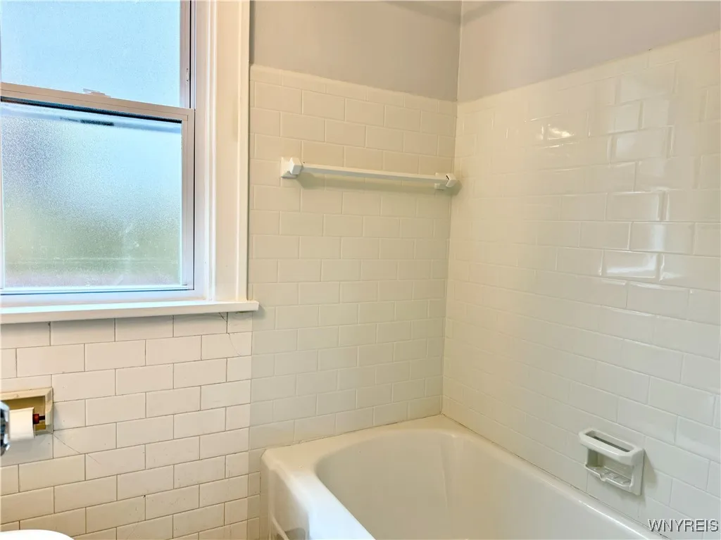 328 Summer Street 2, Buffalo, New York 14222, Buffalo, New York 14222, 1 Bedroom Bedrooms, 3 Rooms Rooms,1 BathroomBathrooms,Residential Lease,For Rent,328 Summer Street 2, Buffalo, New York 14222,B1618022