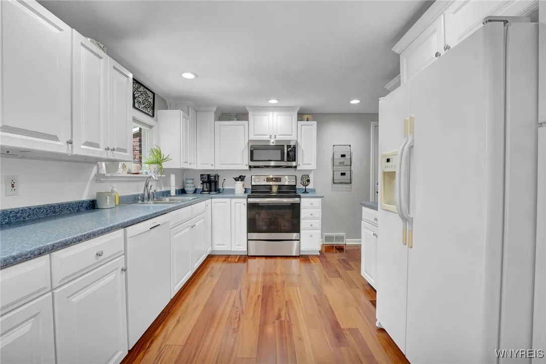 4964 Meadowbrook Road, Clarence, New York 14221, Clarence, New York 14221, 3 Bedrooms Bedrooms, 8 Rooms Rooms,2 BathroomsBathrooms,Residential,Closed,4964 Meadowbrook Road, Clarence, New York 14221,B1617809