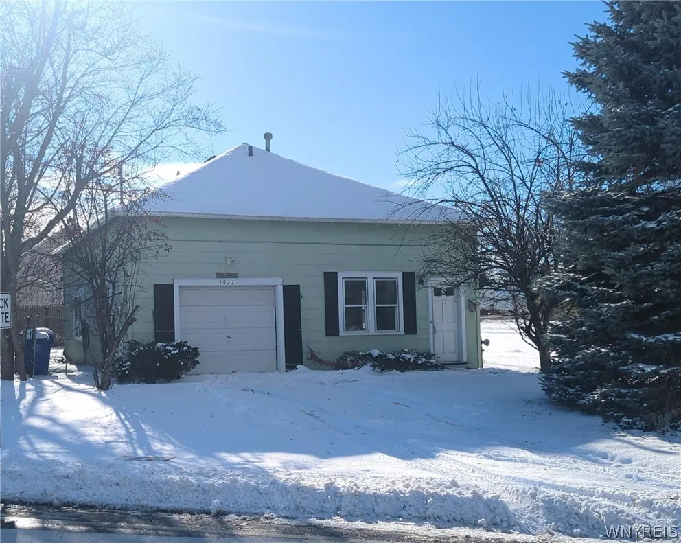1927 Center Road, West Seneca, New York 14224, West Seneca, New York 14224, 1 Bedroom Bedrooms, 5 Rooms Rooms,1 BathroomBathrooms,Residential Lease,Closed,1927 Center Road, West Seneca, New York 14224,0,B1618246