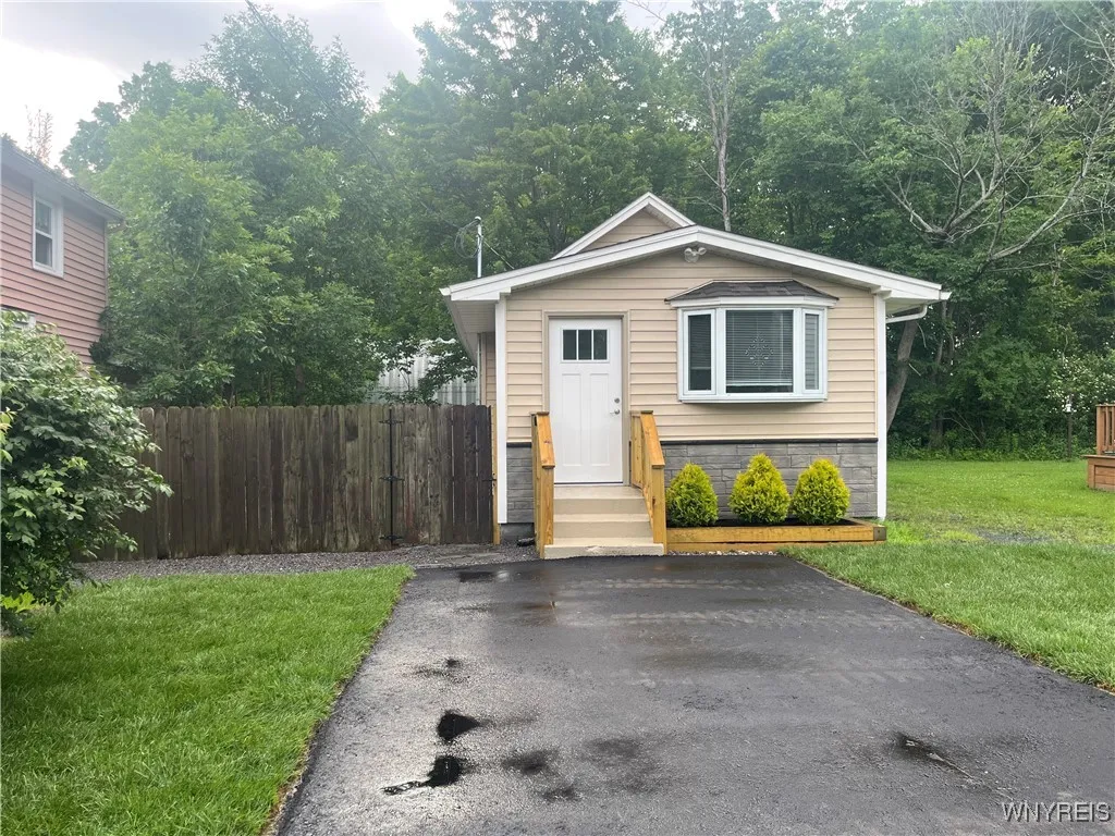 8639 Larch St Street, Evans, New York 14006, Evans, New York 14006, 2 Bedrooms Bedrooms, 5 Rooms Rooms,1 BathroomBathrooms,Residential,For Sale,8639 Larch St Street, Evans, New York 14006,B1617860