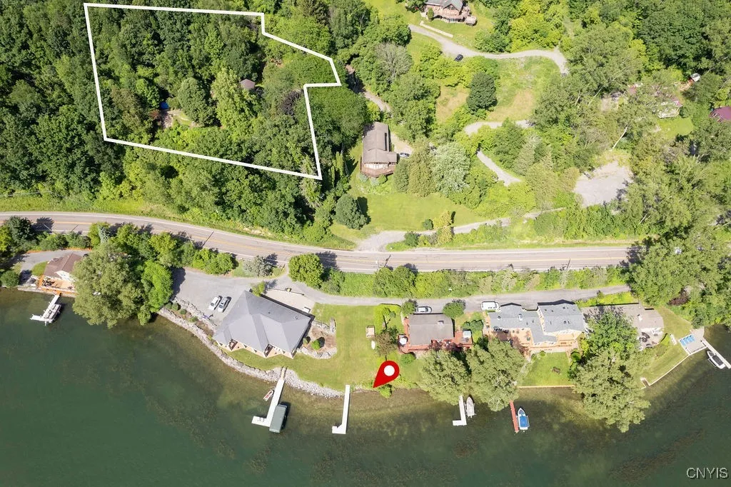 The property is roughly outlined in white and the lake rights are marked with the red pin.