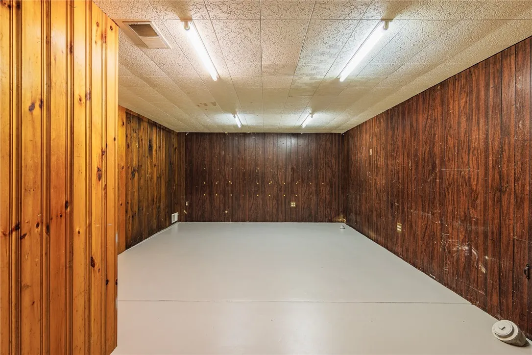164 Queens Lane, Irondequoit, New York 14617, Irondequoit, New York 14617, 4 Bedrooms Bedrooms, 11 Rooms Rooms,2 BathroomsBathrooms,Residential,Closed,164 Queens Lane, Irondequoit, New York 14617,0,R1617343