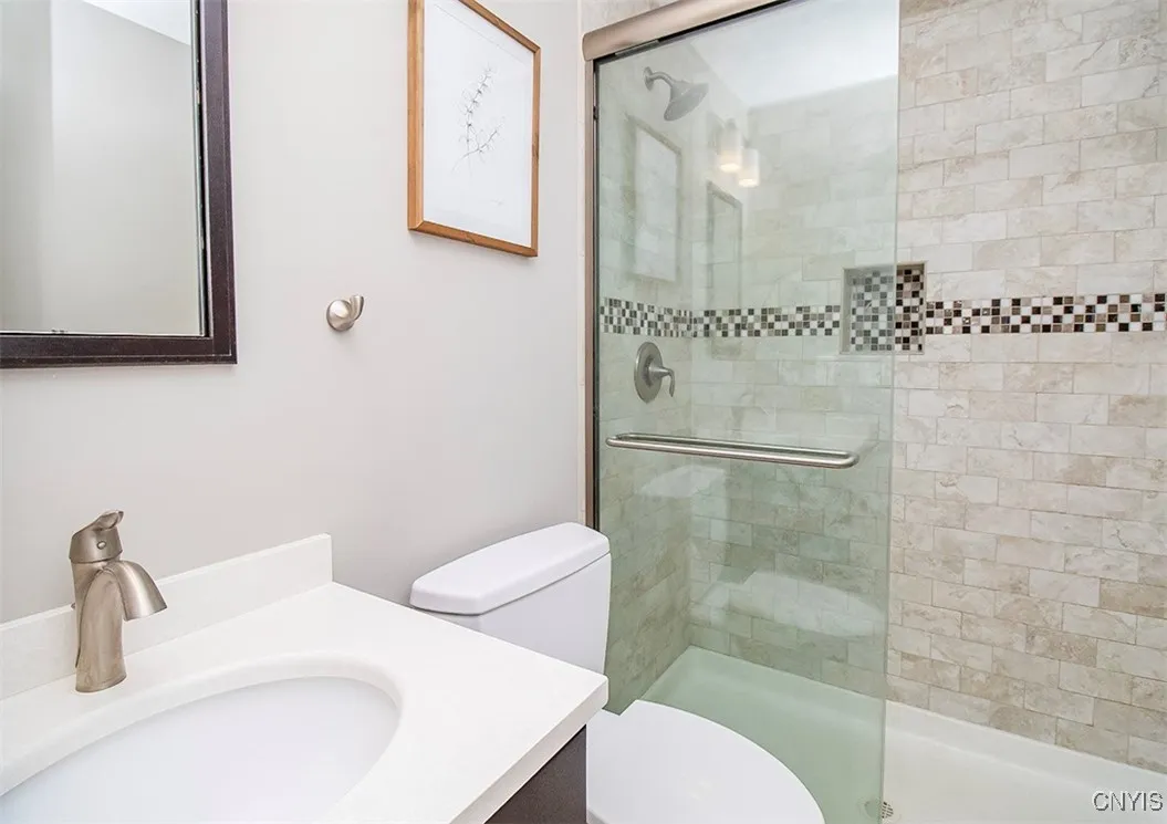 Upper level common bath...